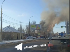 Мощный пожар вспыхнул посреди зимнего дня в Воронеже
