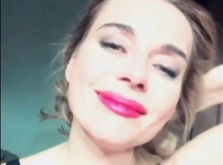 Актриса Любовь Толкалина феерично прочитала Бродского в одном белье в Воронеже