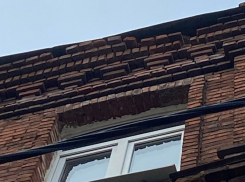 Кирпичи-«убийцы» на здании бывшего Дома прав человека запечатлели в Воронеже