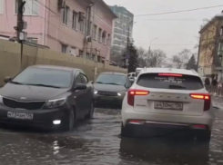 Кошмар и позор: дорога возле автовокзала ушла под воду в Воронеже