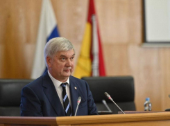 Александр Гусев запретил мигрантам работать в розничной торговле и соцсфере в Воронежской области