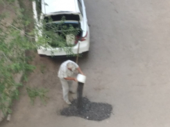 Воронежцы сами заделывают дыры в асфальте, показывая пример чиновникам