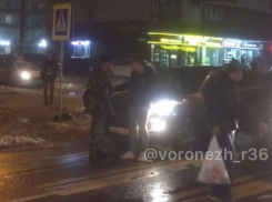 Перебранку пешехода с автомобилистом на Ваях записали на камеру в Воронеже