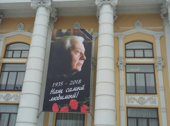 В память об Олеге Табакове воронежский кинотеатр вывесил огромный баннер
