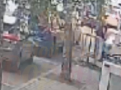 Бил кастетом: жесткое избиение велосипедиста в центре Воронежа попало на видео