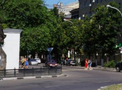 Воронежская улица с военной выправкой