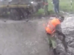 Ремонт дороги в страшный град под Воронежем попал на видео