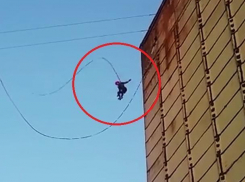 Отчаянный прыжок девушки с воронежского элеватора сняли на видео