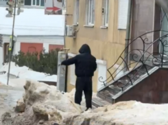 «Только на пятой точке скатываться»: Воронеж превратился в каток после легкого потепления 