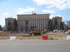 Замену плитки под окнами губернатора Гусева доверили интересному микропредприятию