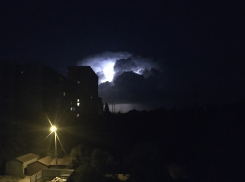 Мощь и величие ночного неба во время грозы показали воронежцы
