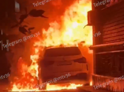 Полыхающий автомобиль сняли на видео очевидцы в Воронеже