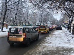 Сломавшийся автобус парализовал движение на узкой улице в Воронеже