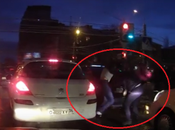 В сети появилось видео драки воронежских автомобилистов, не поделивших дорогу