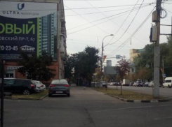 Воронежские автомобилисты устроили парковку на тротуаре в центре города