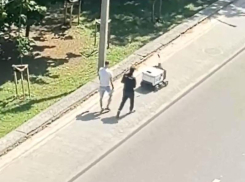 Выгул робота под конвоем попал на видео в центре Воронежа