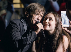 Лёва из «Би-2» неожиданным поступком привел в экстаз фанаток в Воронеже