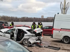 Двоих детей забрали в больницу после ДТП на Чернавском мосту в Воронеже