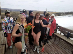 Не босиком по асфальту, а голышом с горы: под Воронежем состоялся необычный флешмоб