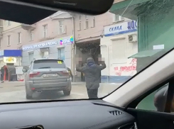 Неприличным жестом ответили дети-попрошайки на попытку снять их на видео в Воронеже