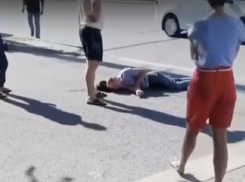 Истекающий кровью на асфальте мужчина заинтересовал полицию в Воронеже