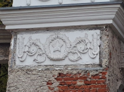 Воронежцы подняли тревогу из-за уникальной советской лепнины в парке «Орленок»