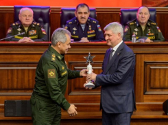Губернатор Воронежской области Александр Гусев награжден почетным кубком Министерства обороны
