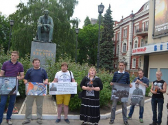 В Воронеже Алексея Мозгового поминали тридцать человек и дождь
