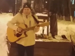 Песню-сказку про джинна от души исполнил воронежец у памятника Высоцкому