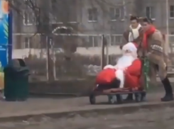 Деда Мороза прокатили по Воронежу на тележке два ряженных «оленя»