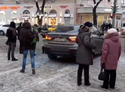 В конфликт пешеходов и водителей в центре Воронежа вмешается полиция