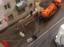 Специалисты РВК-Воронеж  устраняют повреждение канализационной трубы на улице 20 лет ВЛКСМ