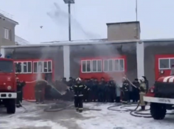 Воронежские пожарные залили своего начальника водой из шлангов в день увольнения 