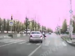 Комичную охоту иномарки за семенящей женщиной сняли в Воронеже 