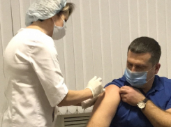 Руководитель облздрава сделал прививку от COVID-19 в Воронежской области 