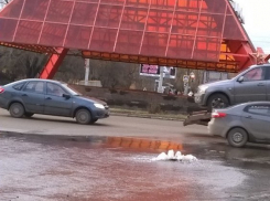 В Воронеже на дороге возле Памятника Славы из люка хлещет вода