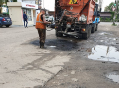 Укладку асфальта в лужу заметили на воронежских Ваях