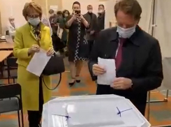 Опубликовано видео голосования Алексея Гордеева с супругой в Воронеже