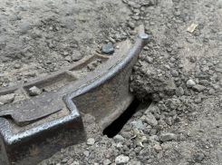 Земля грозит разверзнуться на месте люка в Воронеже