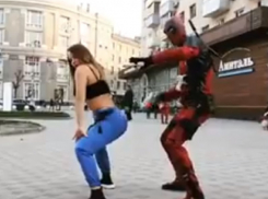 Deadpool и красотка устроили горячие танцы в центре Воронежа 
