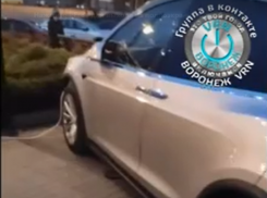 Дикую зарядку Tesla сняли на видео в Воронеже 