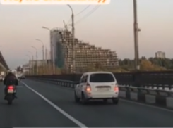Упрямство водителей сняли на выделенной полосе в Воронеже 