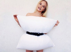 Платье-подушку примерила на себе красавица-гимнастка из Воронежа