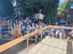 Зазаборное 1 сентября: родителей не пустили на школьную линейку в Воронеже