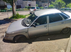 Машину поглотил асфальт после ливневого потопа в Воронеже