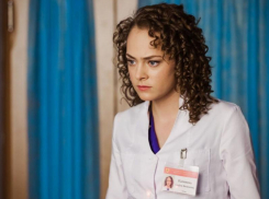 Известную актрису, сыгравшую маникюрщицу из Воронежа, задержали после досмотра в аэропорту 