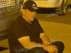 Разгром лифта и десятка машин: ночной дебош в воронежском ЖК попал на видео