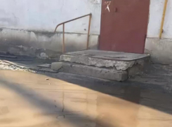 Мегалужа «отрезала» от дороги жителей многоквартирного дома