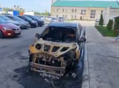 Последствия ночного автомобильного пожара показали на видео в Воронеже