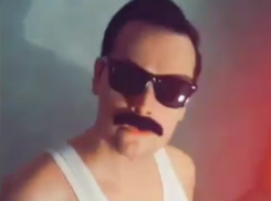 Воронежец в образе Фредди Меркьюри посвятил песню уборке